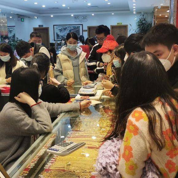 金店内人头攒动<strong></p>
<p>期货导师</strong>，春节前再现“淘金热”！