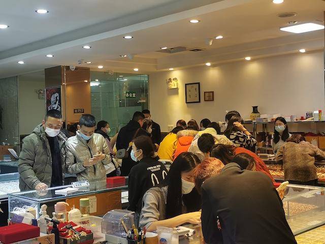 金店内人头攒动<strong></p>
<p>期货导师</strong>，春节前再现“淘金热”！