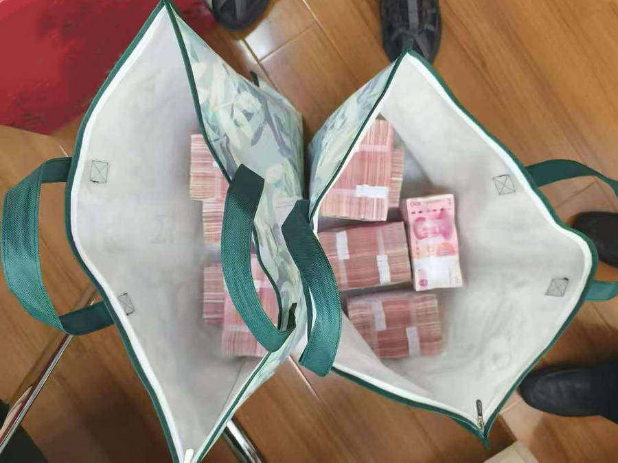 听信假军官“男友”投资建议<strong></p>
<p>怎么投资虚拟币</strong>，女子欲用百万现金买虚拟币被警方劝止