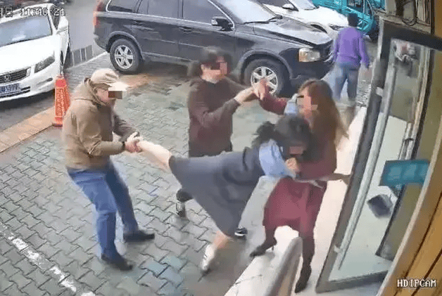 公职夫妻因挪车将女子打骨折<strong></p>
<p>虚拟币为什么涨</strong>，想40万私了？通报来了