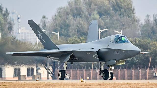 歼-35A正式官宣<strong></p>
<p>虚拟币翻新</strong>，命名格式意味深长：航母新舰载机上舰指日可待？