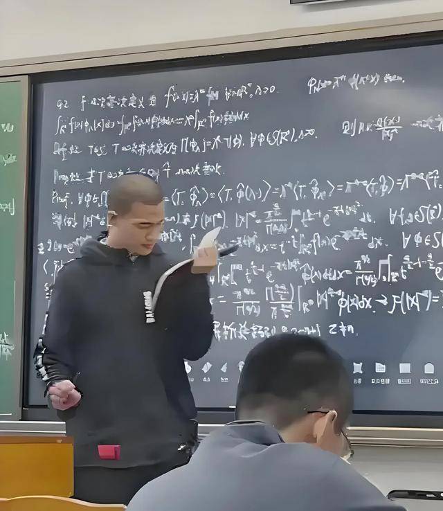 韦东奕上课照片走红<strong></p>
<p>虚拟币翻新</strong>，新发型吸睛，网友：板书真漂亮，可惜看不懂