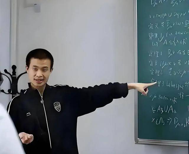 韦东奕上课照片走红<strong></p>
<p>虚拟币翻新</strong>，新发型吸睛，网友：板书真漂亮，可惜看不懂