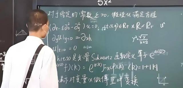 韦东奕上课照片走红<strong></p>
<p>虚拟币翻新</strong>，新发型吸睛，网友：板书真漂亮，可惜看不懂