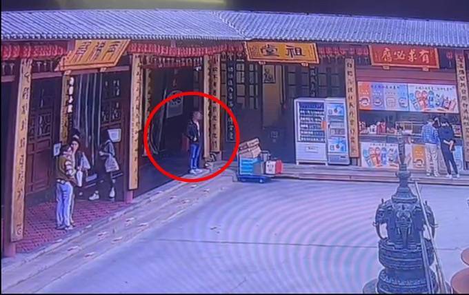 自制缠满双面胶的铁片<strong></p>
<p>虚拟币传销</strong>，男子在寺庙内盗窃功德箱被行拘