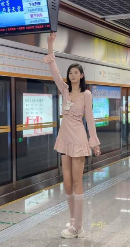 女孩身高2米26貌美如花<strong></p>
<p>网络虚拟币有哪些</strong>，妈妈天天发愁：白长这么漂亮，没人敢追
