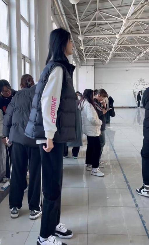 女孩身高2米26貌美如花<strong></p>
<p>网络虚拟币有哪些</strong>，妈妈天天发愁：白长这么漂亮，没人敢追