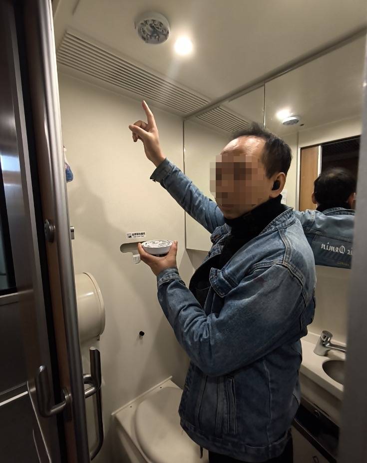 男子为了在动车抽烟防止被查<strong></p>
<p>虚拟币传销名单</strong>，竟把烟雾报警器给拆了！铁警：拘留