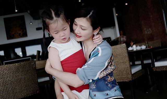 富商周旭辉<strong></p>
<p>投资虚拟币哪个好</strong>，44岁娶小12岁女星童蕾，获刑3年后，妻女过得如何？