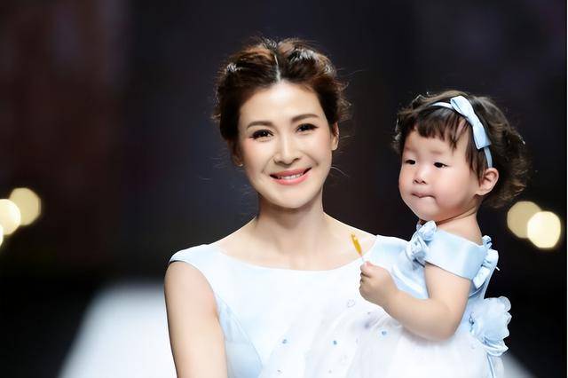 富商周旭辉<strong></p>
<p>投资虚拟币哪个好</strong>，44岁娶小12岁女星童蕾，获刑3年后，妻女过得如何？