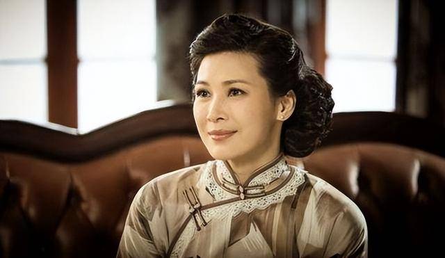 富商周旭辉<strong></p>
<p>投资虚拟币哪个好</strong>，44岁娶小12岁女星童蕾，获刑3年后，妻女过得如何？