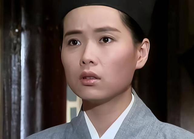 曝61岁叶童香港行生图<strong></p>
<p>虚拟可汗币</strong>，身材干瘪脸上画大浓妆，多人追着索要签名