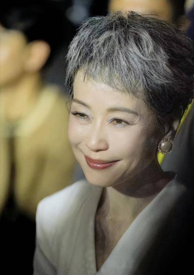 曝61岁叶童香港行生图<strong></p>
<p>虚拟可汗币</strong>，身材干瘪脸上画大浓妆，多人追着索要签名
