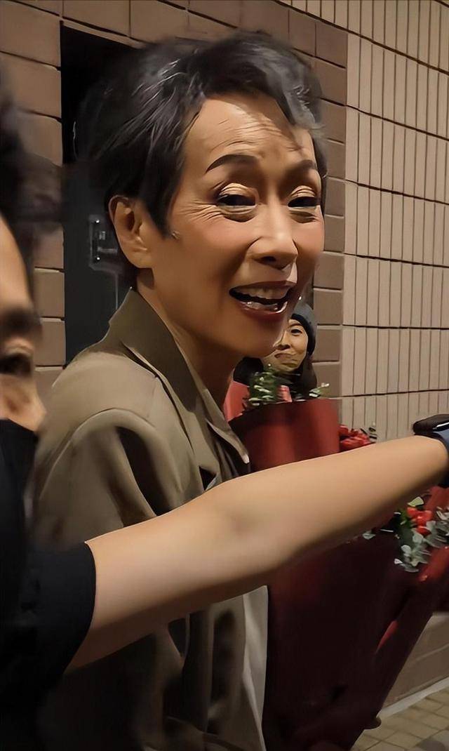 曝61岁叶童香港行生图<strong></p>
<p>虚拟可汗币</strong>，身材干瘪脸上画大浓妆，多人追着索要签名