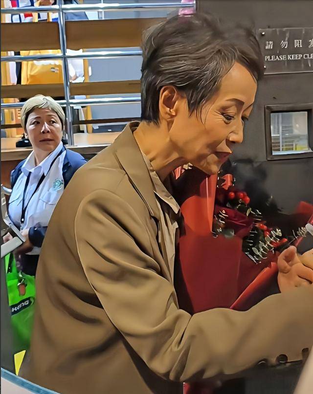 曝61岁叶童香港行生图<strong></p>
<p>虚拟可汗币</strong>，身材干瘪脸上画大浓妆，多人追着索要签名