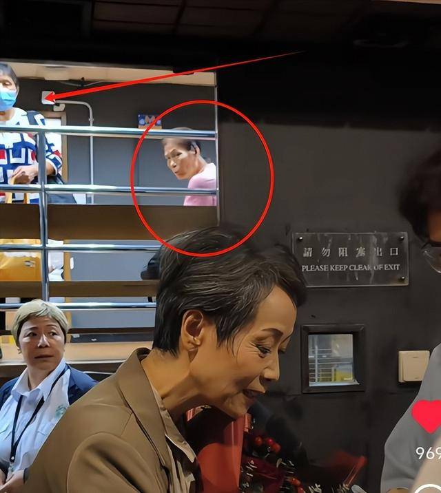 曝61岁叶童香港行生图<strong></p>
<p>虚拟可汗币</strong>，身材干瘪脸上画大浓妆，多人追着索要签名