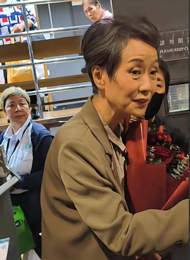 曝61岁叶童香港行生图<strong></p>
<p>虚拟可汗币</strong>，身材干瘪脸上画大浓妆，多人追着索要签名