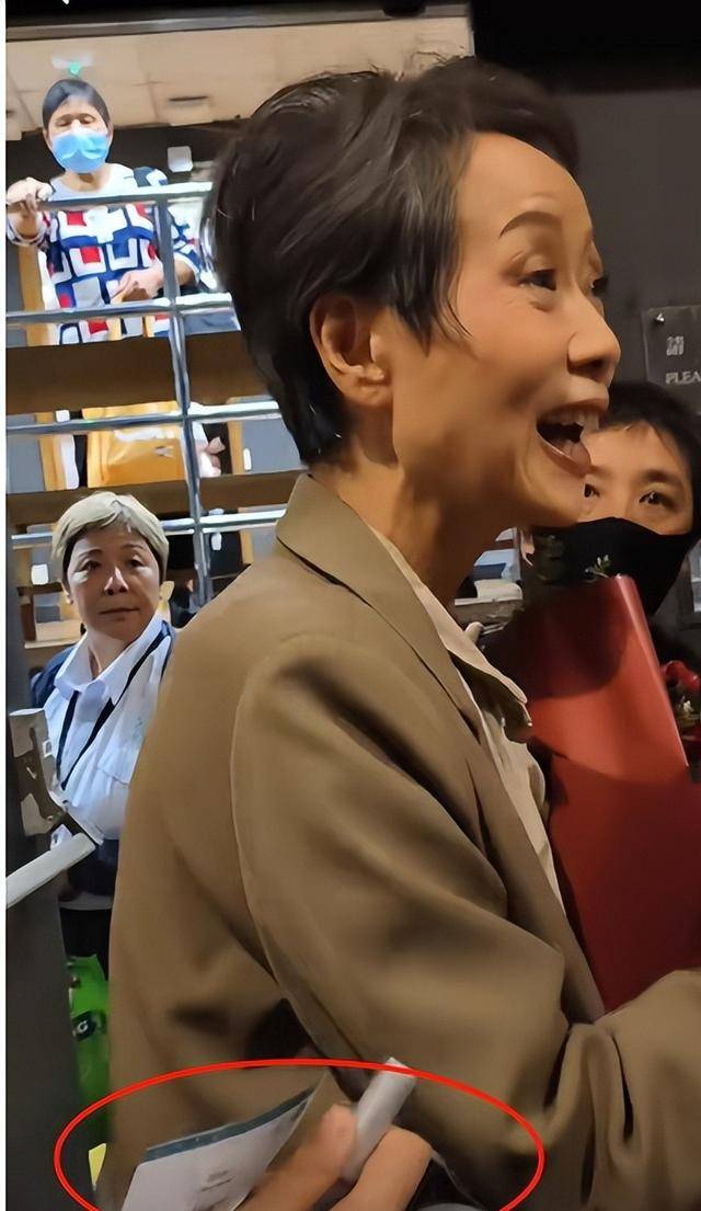 曝61岁叶童香港行生图<strong></p>
<p>虚拟可汗币</strong>，身材干瘪脸上画大浓妆，多人追着索要签名