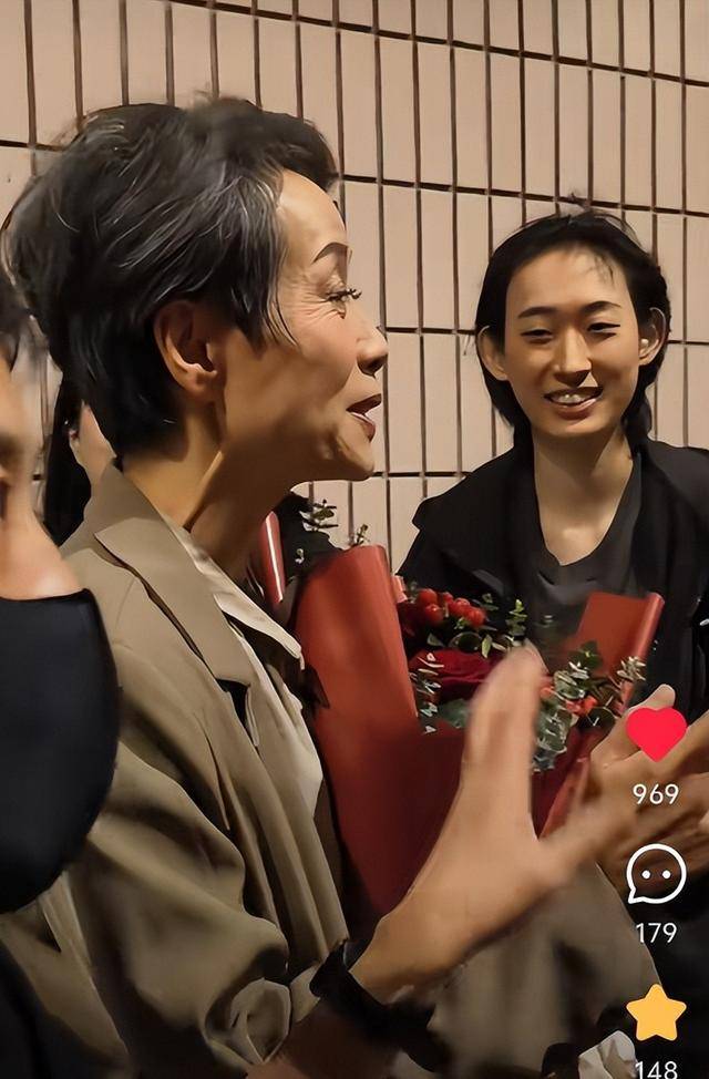 曝61岁叶童香港行生图<strong></p>
<p>虚拟可汗币</strong>，身材干瘪脸上画大浓妆，多人追着索要签名