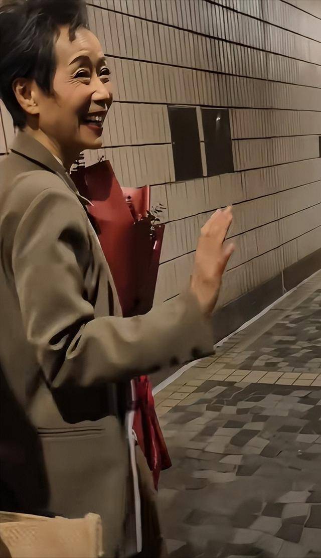 曝61岁叶童香港行生图<strong></p>
<p>虚拟可汗币</strong>，身材干瘪脸上画大浓妆，多人追着索要签名