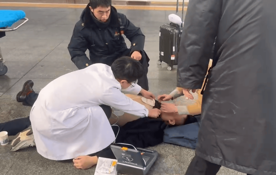 男子在长沙南站心脏骤停晕倒<strong></p>
<p>q币虚拟充值器</strong>，醒来后第一句话：要赶去上班！