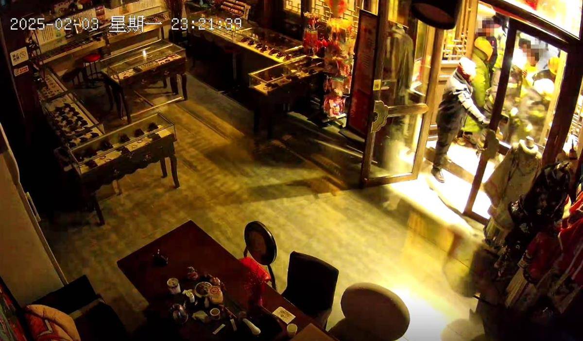 大同官方核查“店铺被撬锁开灯”事件<strong></p>
<p>q币虚拟充值器</strong>，律师：撬锁入室涉嫌违法，且滥用行政权力