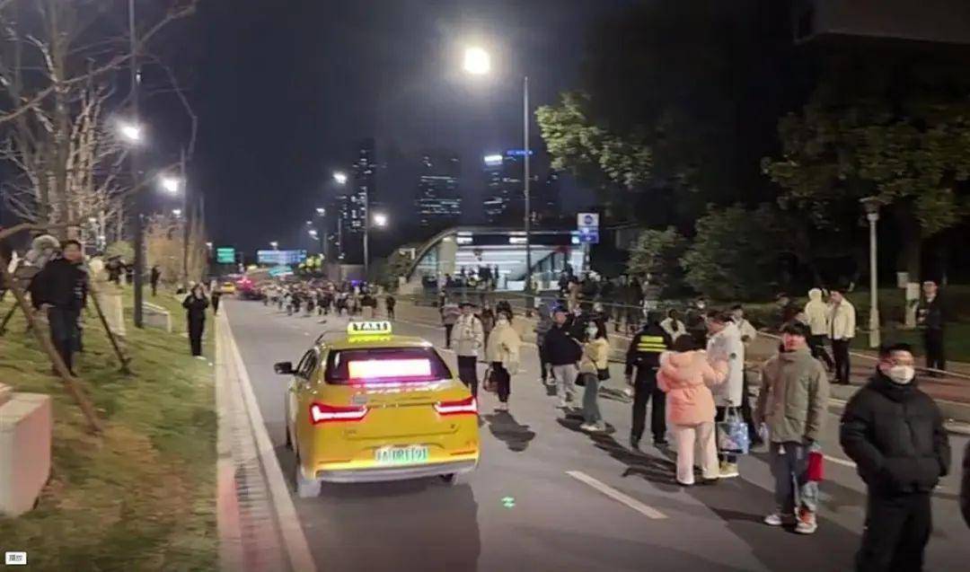 南京地铁突发故障致大量乘客滞留<strong></p>
<p>国际大盘交易的虚拟币</strong>，官方：正抢修，已安排接驳车