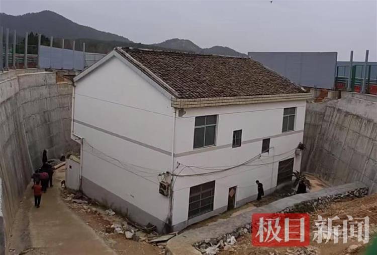 “没料到政府宁可多花钱让公路改道”<strong></p>
<p>nba2k16虚拟币</strong>，江西“最强钉子户”独守孤房
