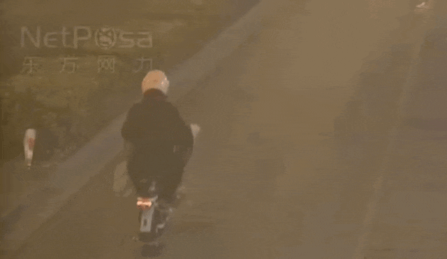 上海一女子边骑车边“洒钱”<strong></p>
<p>2017虚拟币排名</strong>，刚发的7700元工资都没了！自己还没发现