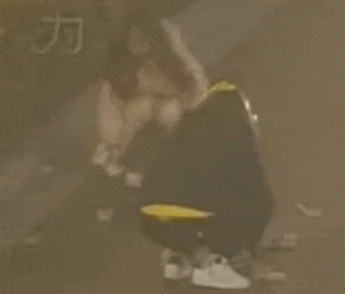 上海一女子边骑车边“洒钱”<strong></p>
<p>2017虚拟币排名</strong>，刚发的7700元工资都没了！自己还没发现