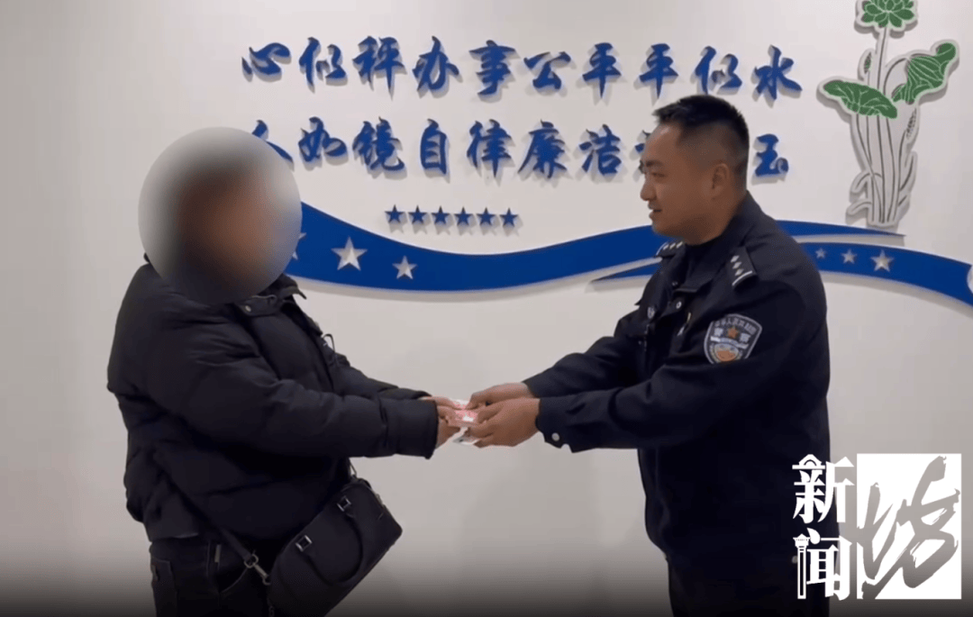 上海一女子边骑车边“洒钱”<strong></p>
<p>2017虚拟币排名</strong>，刚发的7700元工资都没了！自己还没发现