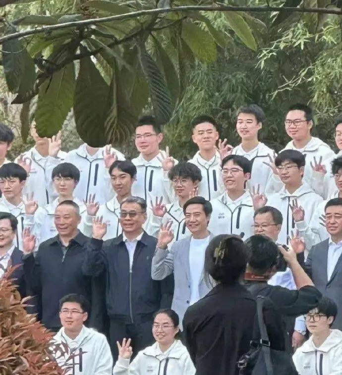 雷军回应如何保持好身材：英语不好已经让母校“蒙羞”<strong></p>
<p>上海虚拟币公司</strong>，不能再形象欠佳