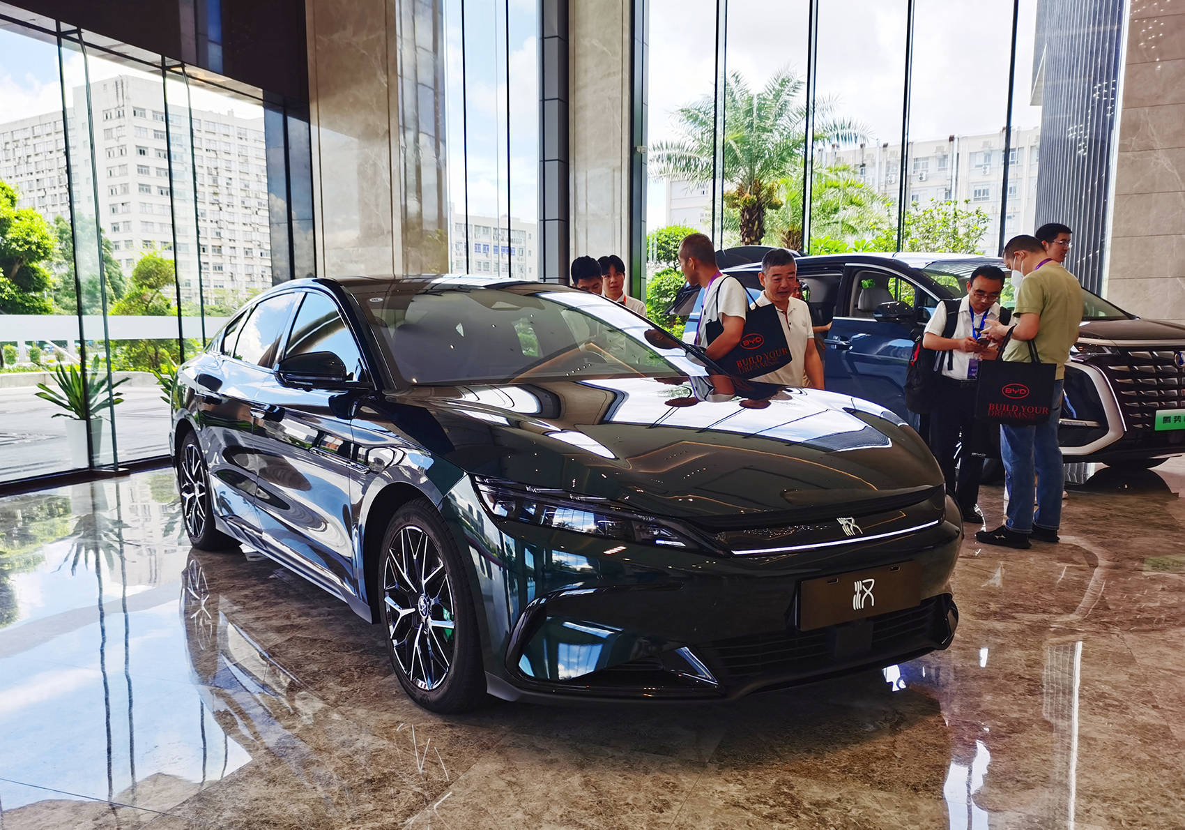 营收7771亿元<strong></p>
<p>上海虚拟币公司</strong>，超越特斯拉！刚刚，比亚迪炸裂发布：拟派现超120亿元