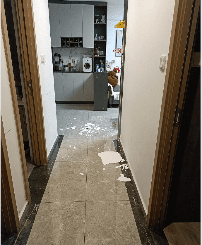 “深更半夜<strong></p>
<p>上海虚拟币公司</strong>，又掉一大块下来”！广东一小区业主怒了