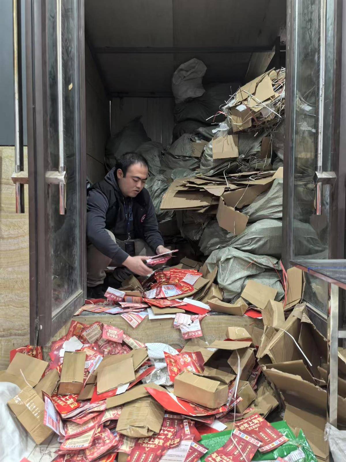 他发出的81万件快递全是电诈卡片<strong></p>
<p>虚拟币管理办法</strong>！武汉江岸警方破获特大诈骗案