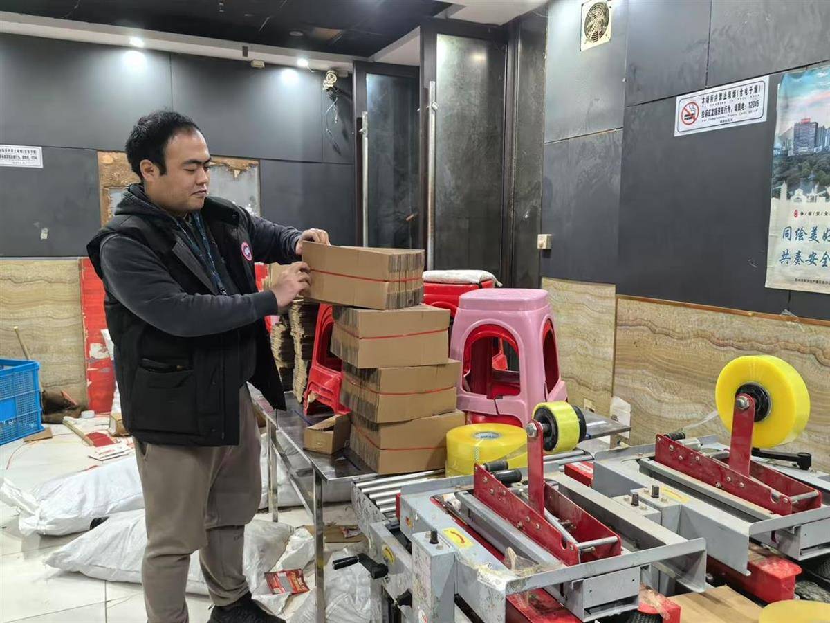 他发出的81万件快递全是电诈卡片<strong></p>
<p>虚拟币管理办法</strong>！武汉江岸警方破获特大诈骗案