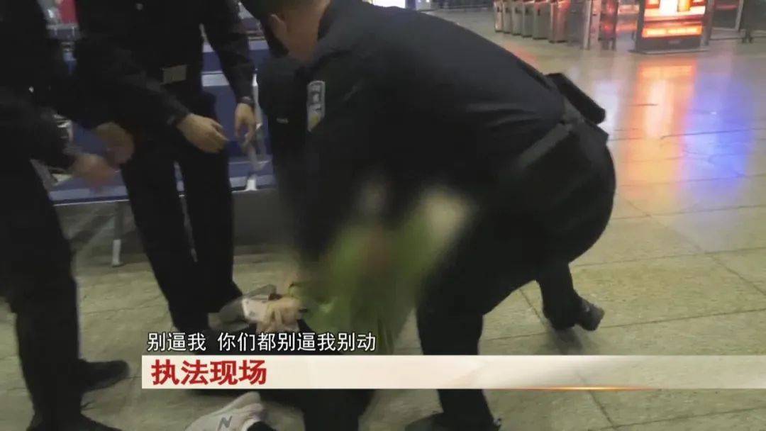“老赖”车站被抓<strong></p>
<p>矿工</strong>，竟质问法官：为何不抓我妈 ！