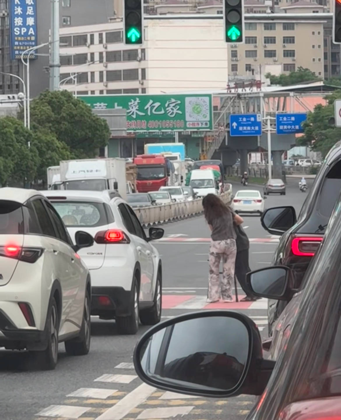赣州女司机下车搀扶老人过马路<strong></p>
<p>虚拟Q币充值系统</strong>，所有车辆等候4分钟，目击者：静静等待，没人按喇叭