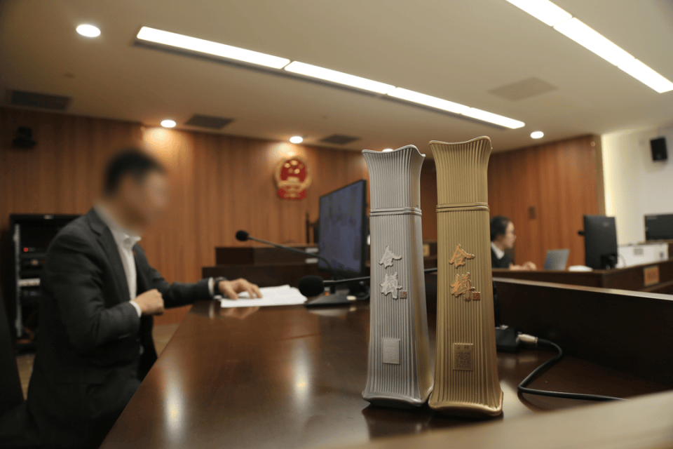 白酒瓶仿照北京第一高楼外形<strong></p>
<p>虚拟Q币充值系统</strong>，涉事公司被判赔45万！法院：侵犯建筑作品著作权