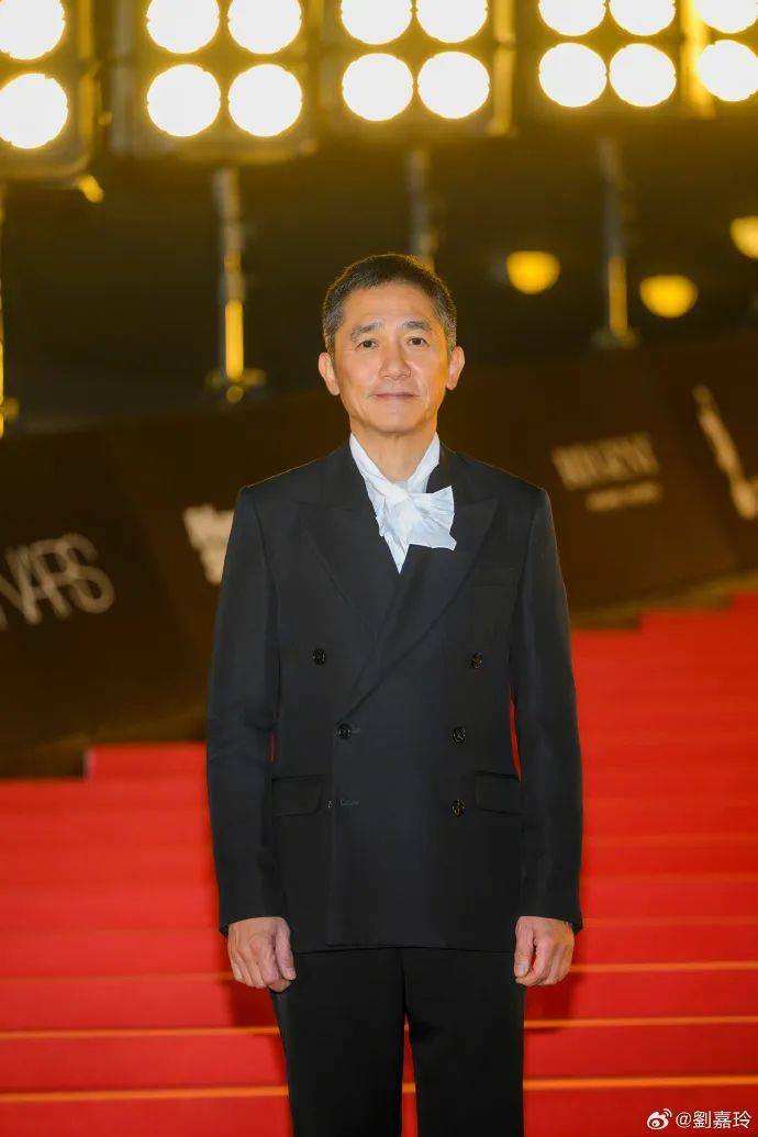 刘嘉玲连发10多张梁朝伟照片：他都不知道自己帅<strong></p>
<p>虚拟币变现</strong>！头发白了也不肯染