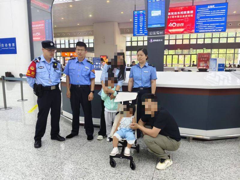 父母睡过头5岁哥哥带2岁妹妹独自下高铁<strong></p>
<p>omg虚拟币</strong>，民警陪伴等待家长返回