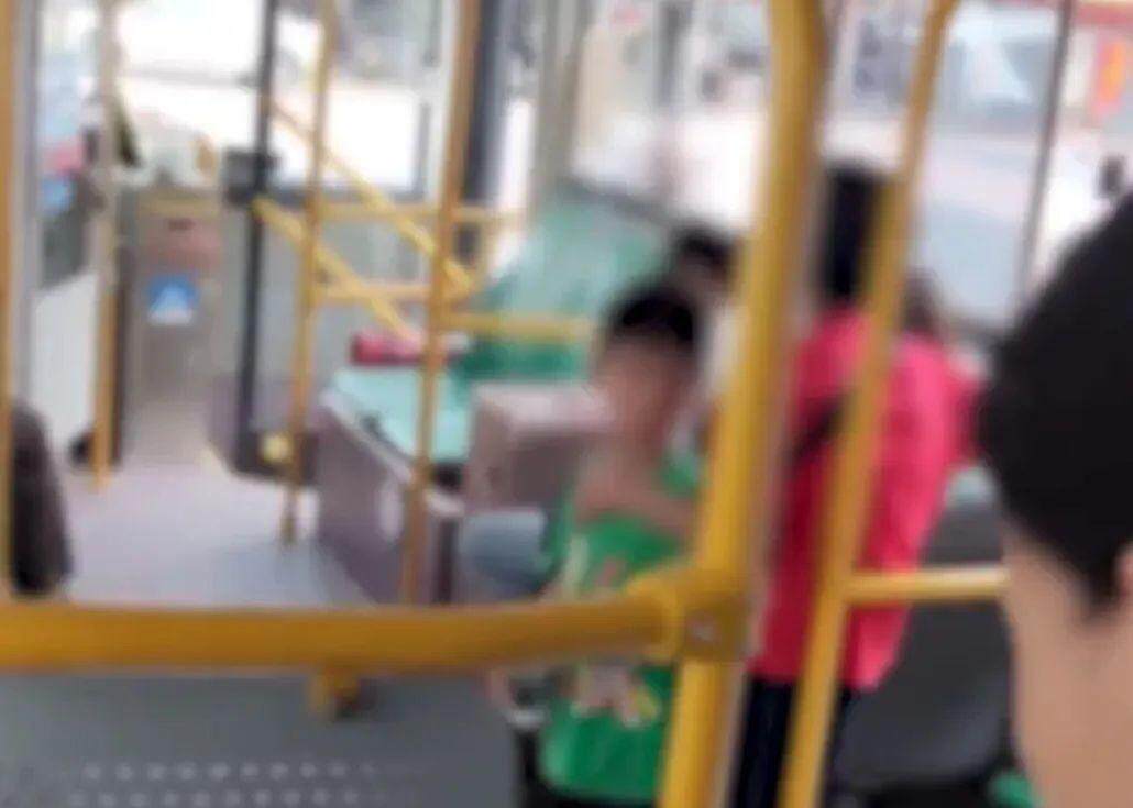 广东一老人带着小孩刷老年卡乘车<strong></p>
<p>虚拟币前十名</strong>，被司机要求站着？公交公司道歉！