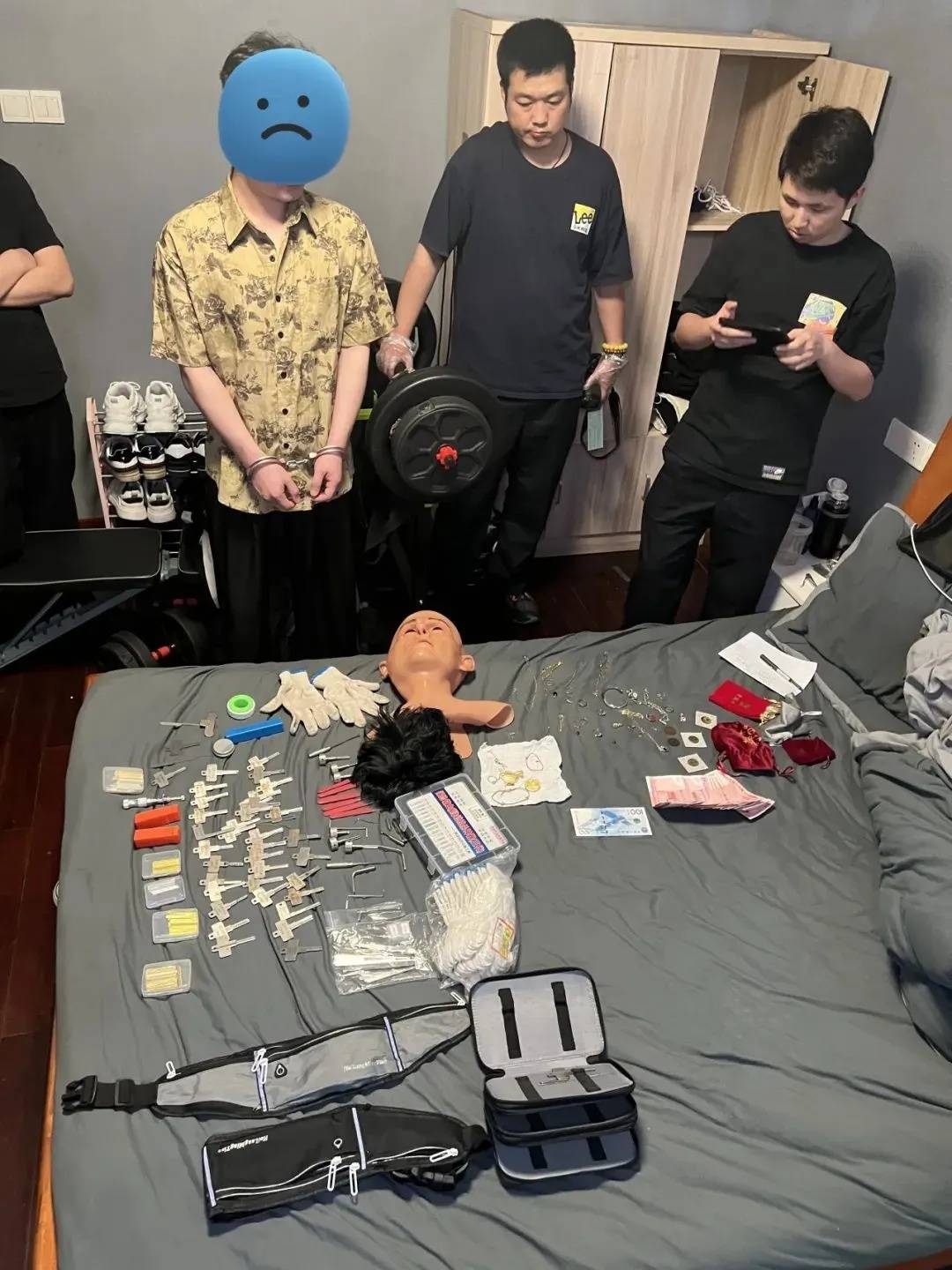 江苏一男子戴仿真“人皮”面具入室盗窃<strong></p>
<p>华币</strong>，流窜多个小区作案，涉案金额达15万余元