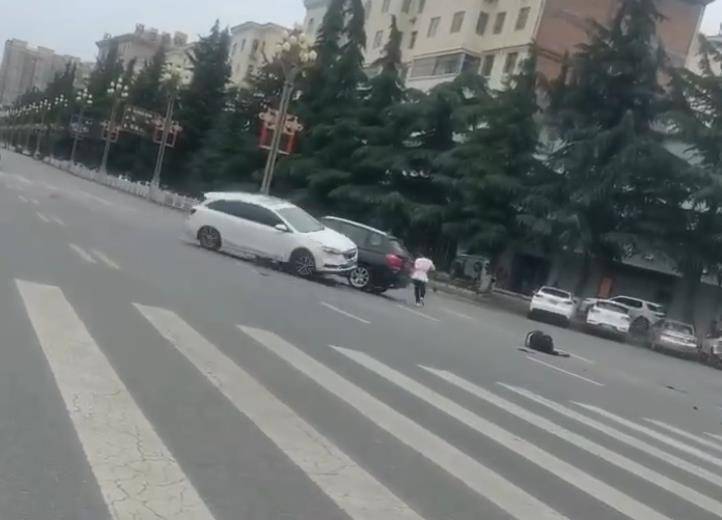 宝鸡一社区女书记当街开车追撵女子撞上电瓶车：两名女子被警方控制<strong></p>
<p>虚拟货币</strong>，两名伤者在医院治疗