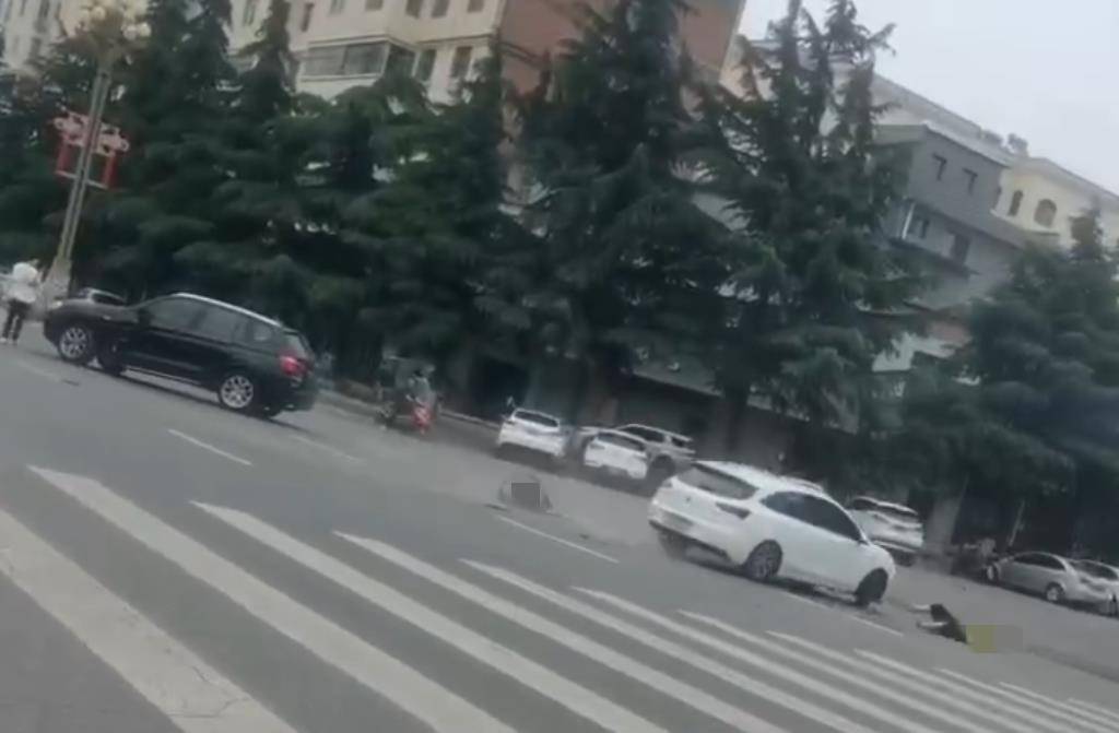 宝鸡一社区女书记当街开车追撵女子撞上电瓶车：两名女子被警方控制<strong></p>
<p>虚拟货币</strong>，两名伤者在医院治疗