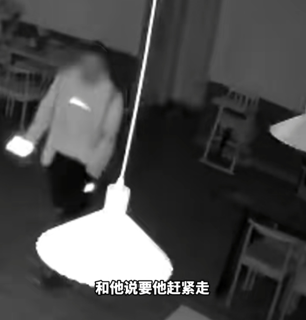 第一次见面就表白！被拒绝后男子凌晨3点狂敲女生房门<strong></p>
<p>虚拟货币</strong>，随后拿出工具撬锁……