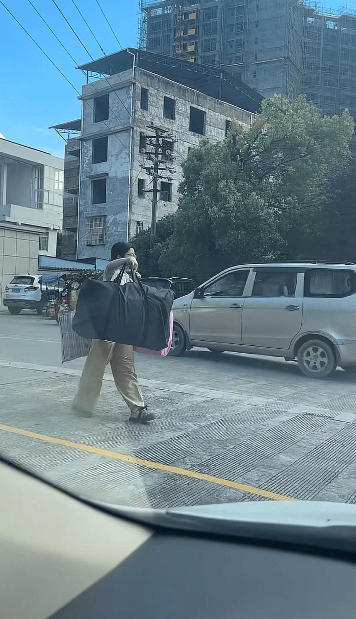 广西一女生高考结束后独自挑行李回家感动全网<strong></p>
<p>蜘蛛</strong>，学校：她很朴实，老师们评价都很高
