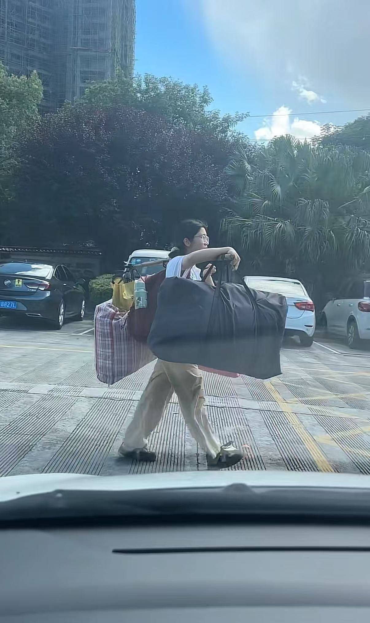 广西一女生高考结束后独自挑行李回家感动全网<strong></p>
<p>蜘蛛</strong>，学校：她很朴实，老师们评价都很高