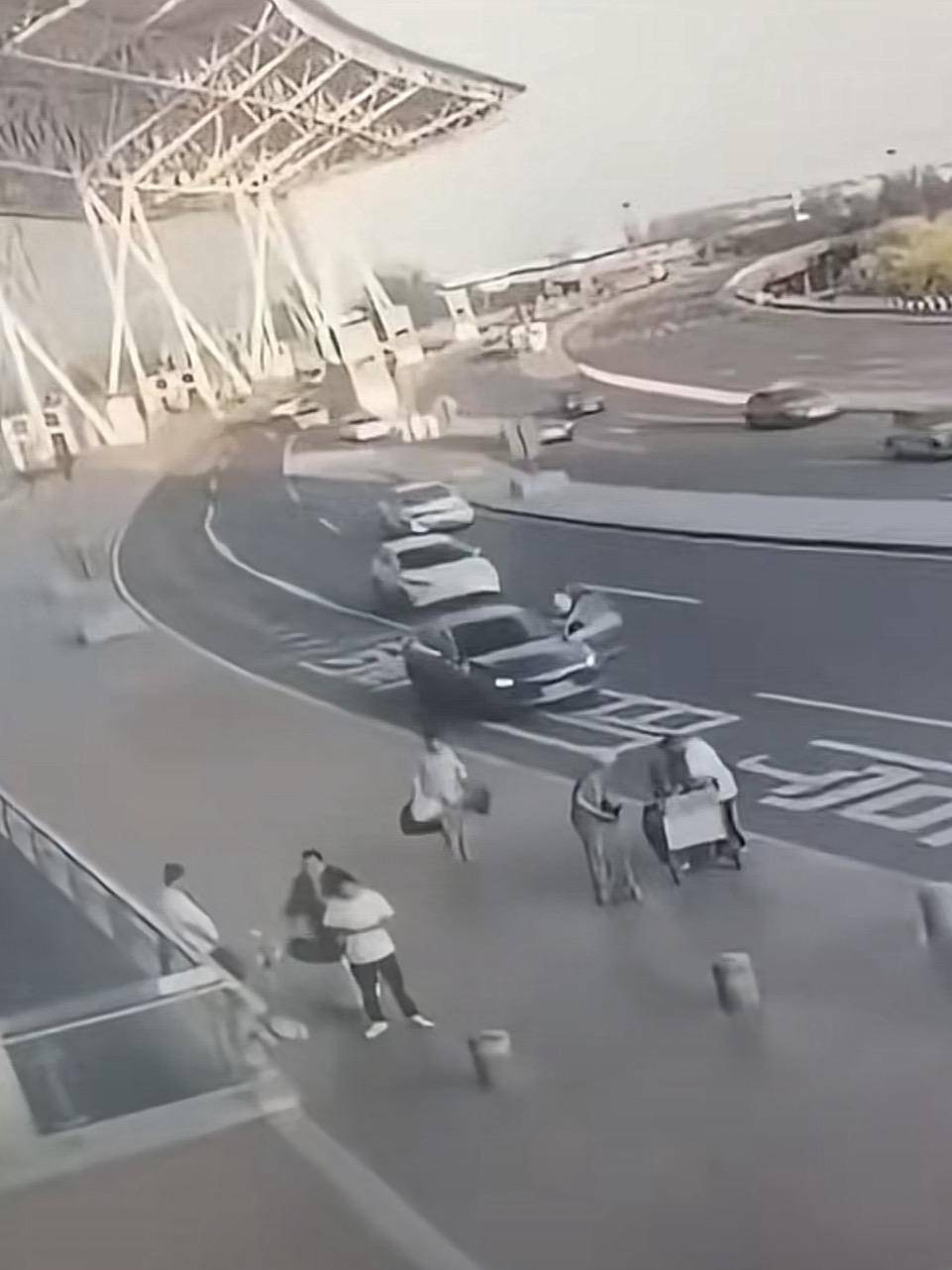 天津滨海机场一司机开门下车被相邻车道来车撞倒<strong></p>
<p>营业执照</strong>，车门脱落 交警正调查，律师分析