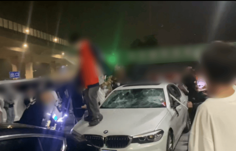 加油站内砸车打人<strong></p>
<p>营业额</strong>，23名嫌疑人被临沂警方抓获